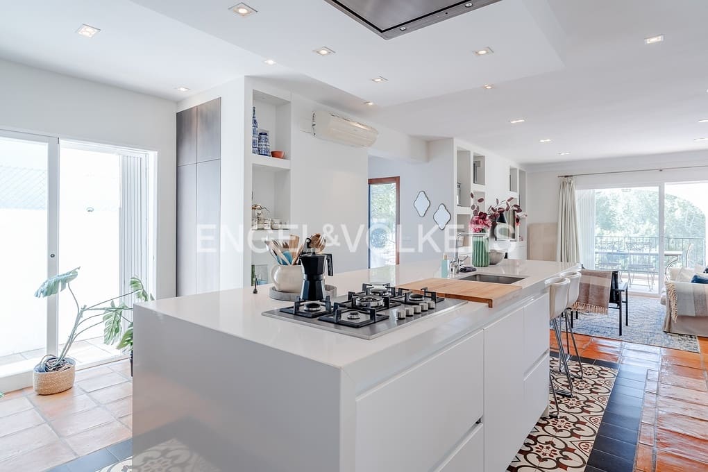 5 slaapkamer Villa te koop in Alhama Springs met zwembad garage - € 750.000 (Ref: 9606774)