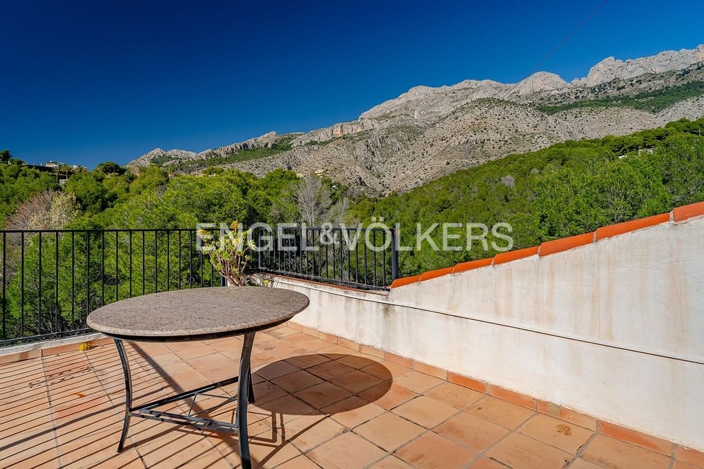 5 slaapkamer Villa te koop in Alhama Springs met zwembad garage - € 750.000 (Ref: 9606774)