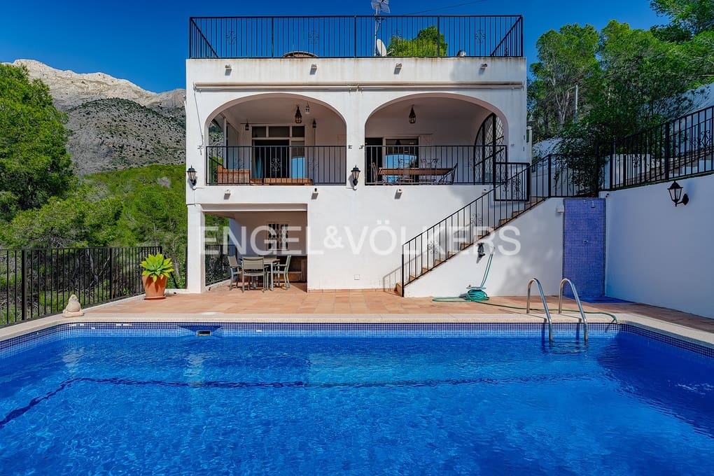 5 slaapkamer Villa te koop in Alhama Springs met zwembad garage - € 750.000 (Ref: 9606774)