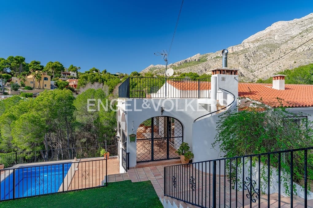 5 slaapkamer Villa te koop in Alhama Springs met zwembad garage - € 750.000 (Ref: 9606774)