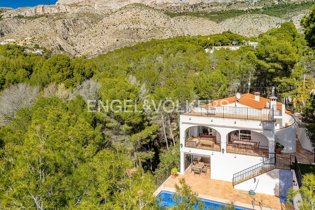 5 slaapkamer Villa te koop in Alhama Springs met zwembad garage - € 750.000 (Ref: 9606774)
