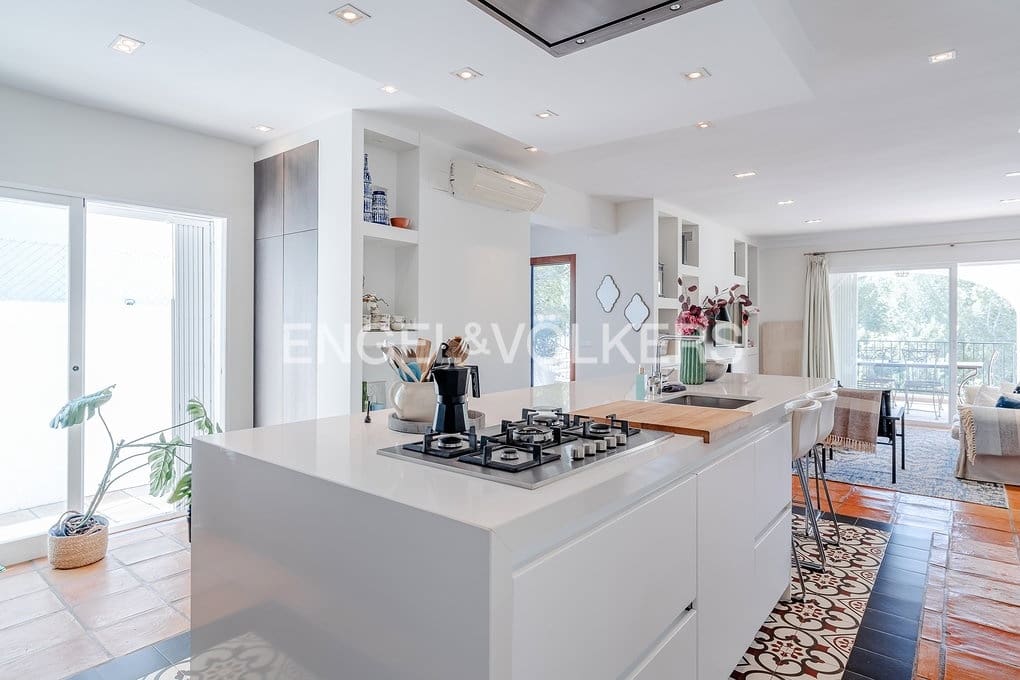 5 bedroom Villa for sale in Altea with pool garage - € 750,000 (Ref: 9606774)
