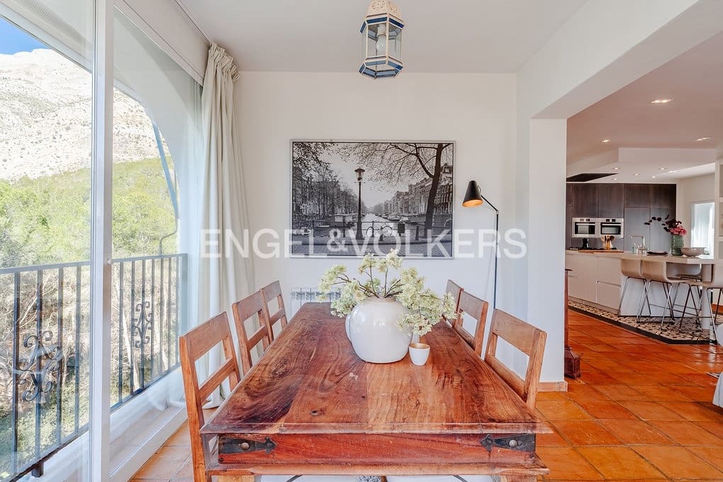 5 bedroom Villa for sale in Altea with pool garage - € 750,000 (Ref: 9606774)
