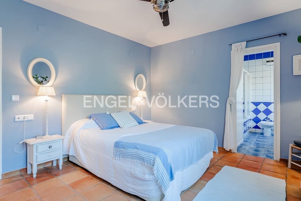5 bedroom Villa for sale in Altea with pool garage - € 750,000 (Ref: 9606774)