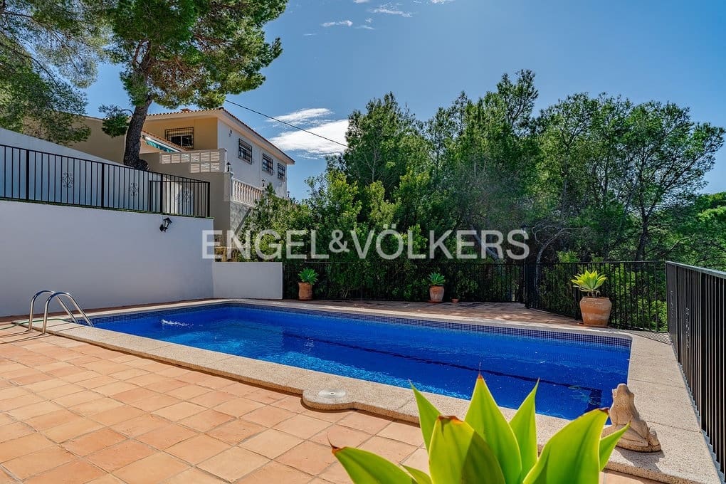5 bedroom Villa for sale in Altea with pool garage - € 750,000 (Ref: 9606774)