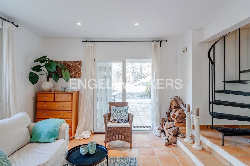 5 bedroom Villa for sale in Altea with pool garage - € 750,000 (Ref: 9606774)