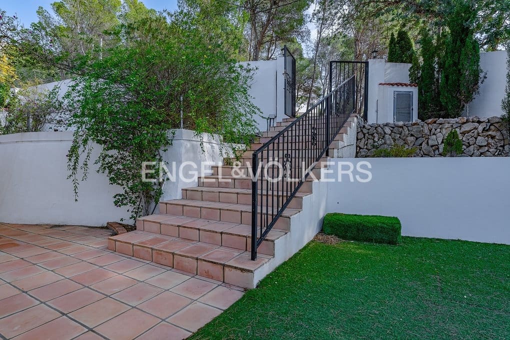 5 bedroom Villa for sale in Altea with pool garage - € 750,000 (Ref: 9606774)