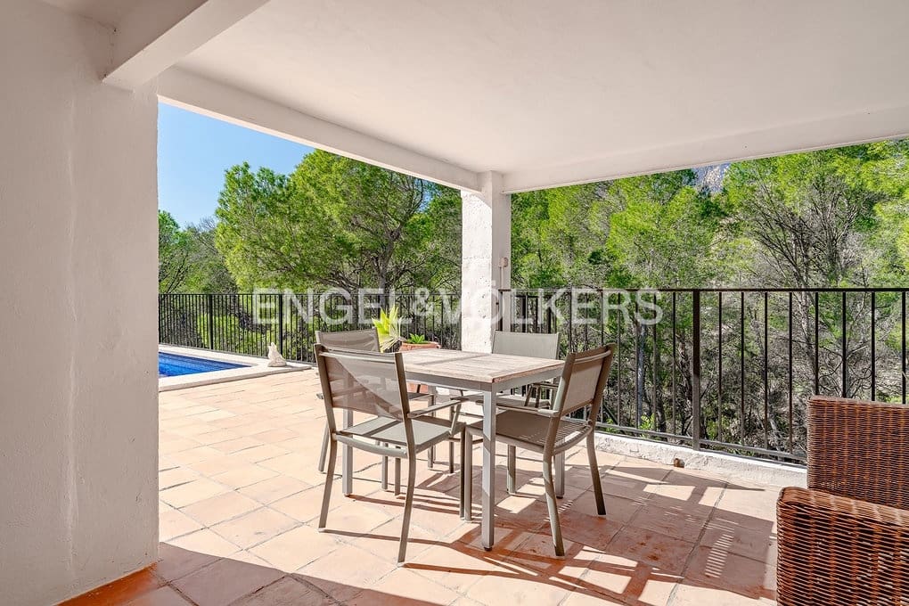 5 bedroom Villa for sale in Altea with pool garage - € 750,000 (Ref: 9606774)