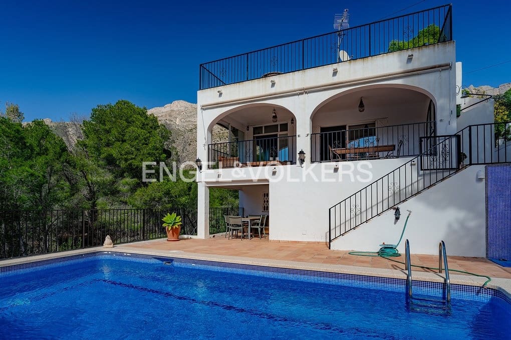 5 bedroom Villa for sale in Altea with pool garage - € 750,000 (Ref: 9606774)