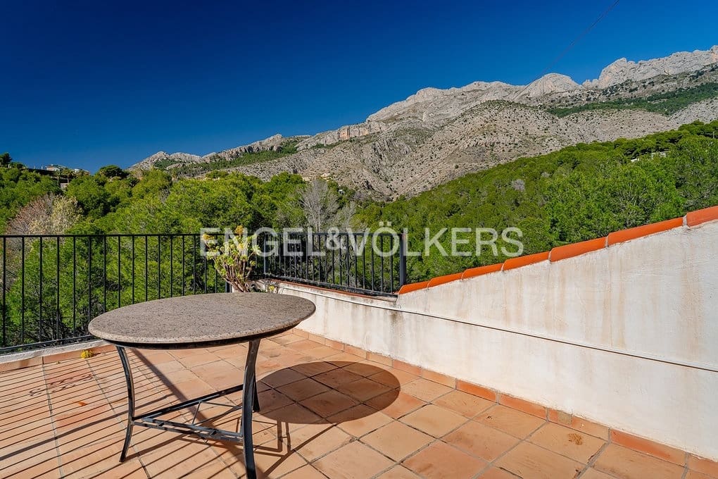 5 bedroom Villa for sale in Altea with pool garage - € 750,000 (Ref: 9606774)
