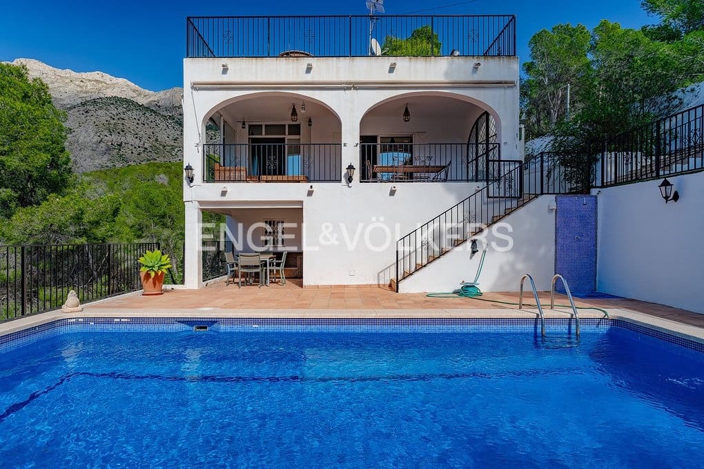 5 bedroom Villa for sale in Altea with pool garage - € 750,000 (Ref: 9606774)