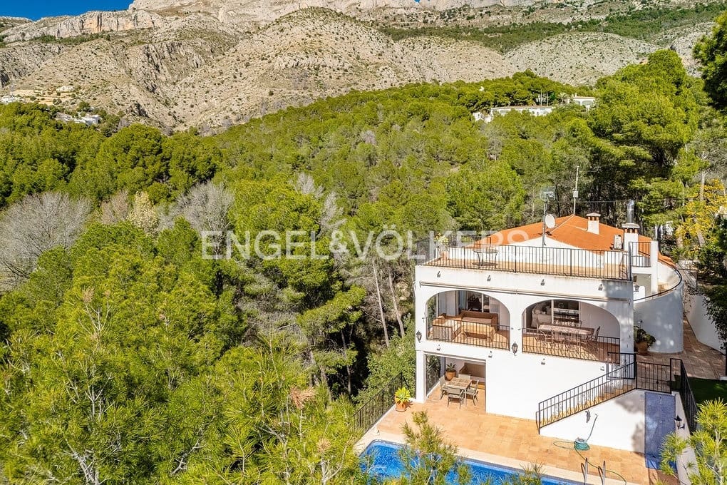 5 bedroom Villa for sale in Altea with pool garage - € 750,000 (Ref: 9606774)