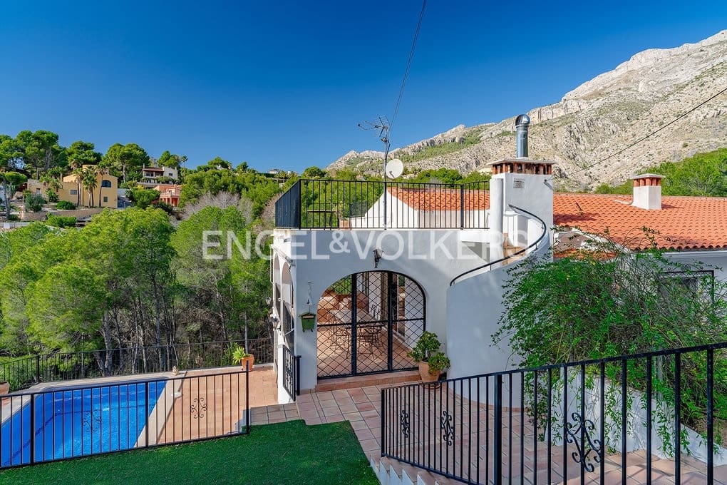 5 bedroom Villa for sale in Altea with pool garage - € 750,000 (Ref: 9606774)