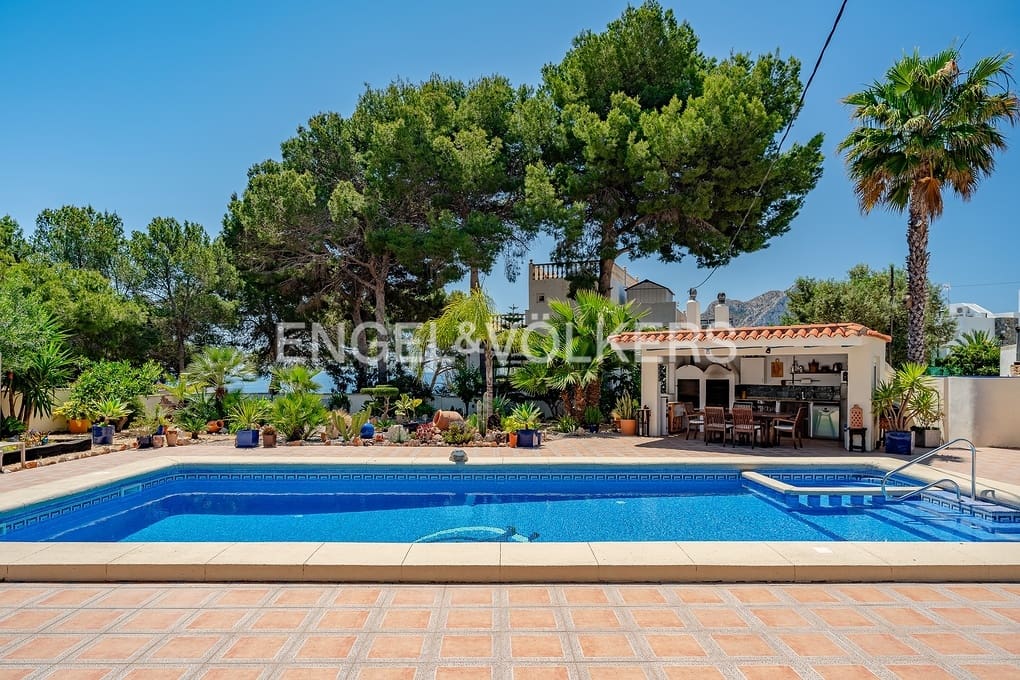 Chalet de 6 habitaciones en Calpe / Calp en venta con piscina garaje - 1.299.000 € (Ref: 9700034)