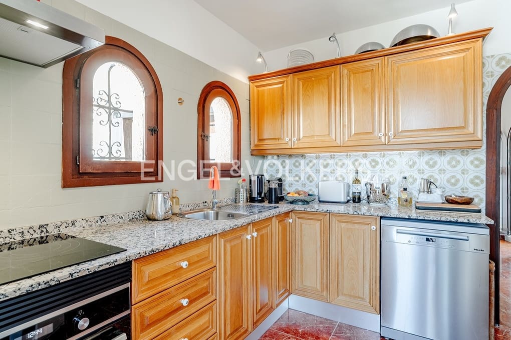 5 bedroom Villa for sale in Montemar with pool garage - € 1,199,000 (Ref: 9716698)