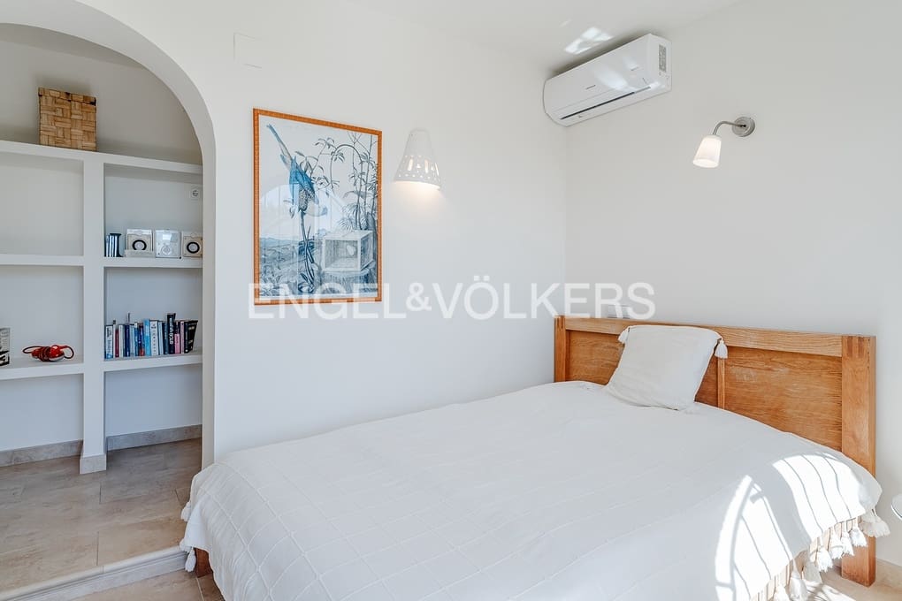 5 bedroom Villa for sale in Montemar with pool garage - € 1,199,000 (Ref: 9716698)