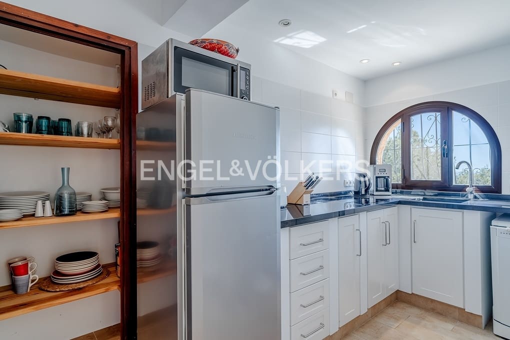 5 bedroom Villa for sale in Montemar with pool garage - € 1,199,000 (Ref: 9716698)