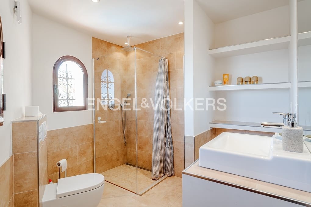 5 bedroom Villa for sale in Montemar with pool garage - € 1,199,000 (Ref: 9716698)