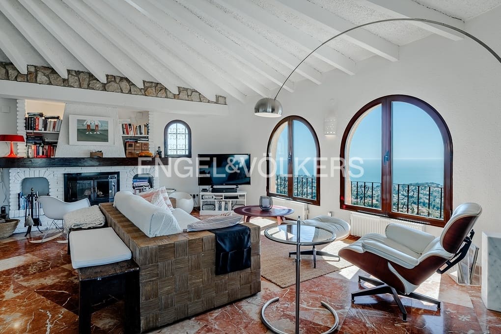 5 bedroom Villa for sale in Montemar with pool garage - € 1,199,000 (Ref: 9716698)