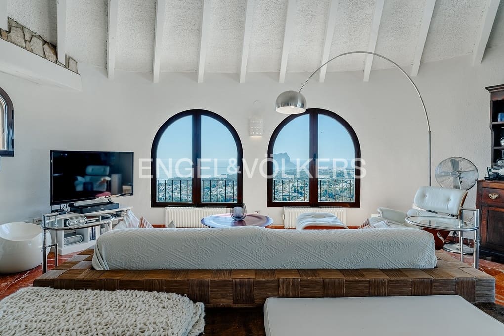 5 bedroom Villa for sale in Montemar with pool garage - € 1,199,000 (Ref: 9716698)