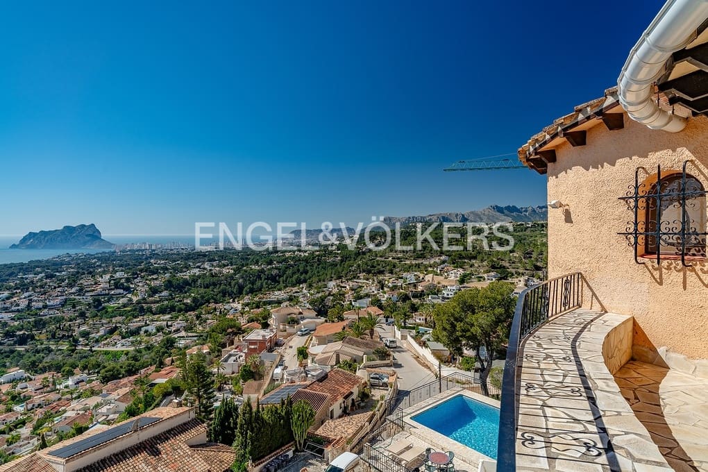 5 bedroom Villa for sale in Montemar with pool garage - € 1,199,000 (Ref: 9716698)