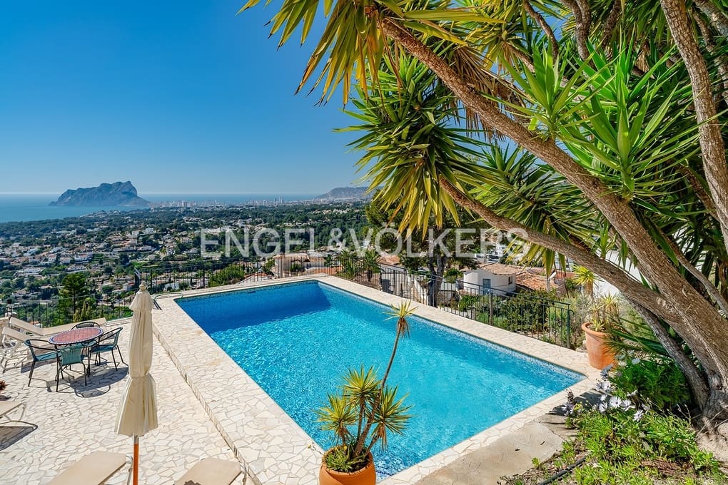 5 bedroom Villa for sale in Montemar with pool garage - € 1,199,000 (Ref: 9716698)