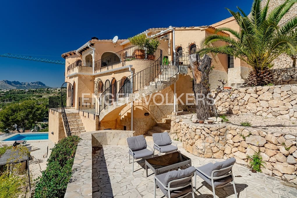 5 bedroom Villa for sale in Montemar with pool garage - € 1,199,000 (Ref: 9716698)
