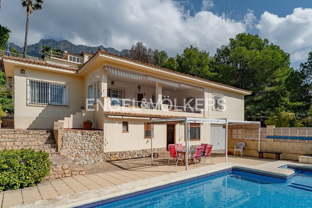 3 bedroom Villa for sale in Alhama Springs with pool garage - € 585,000 (Ref: 9734124)