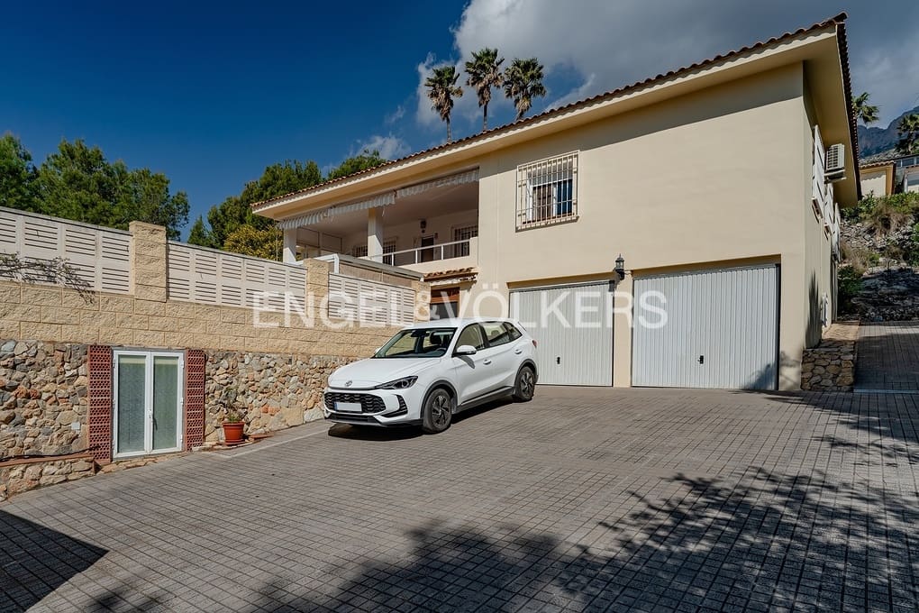 3 bedroom Villa for sale in Alhama Springs with pool garage - € 585,000 (Ref: 9734124)