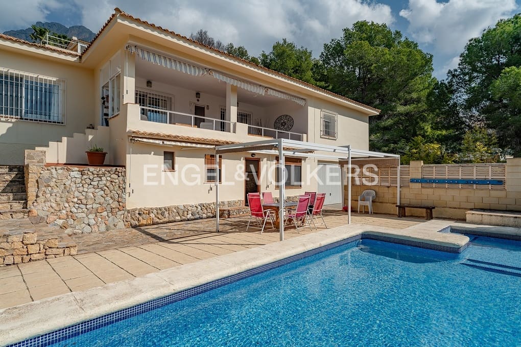 3 bedroom Villa for sale in Alhama Springs with pool garage - € 585,000 (Ref: 9734124)