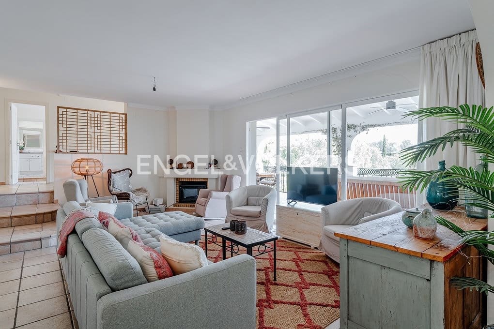 6 bedroom Villa for sale in Altea with pool garage - € 999,000 (Ref: 9789819)