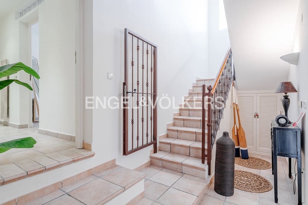 6 bedroom Villa for sale in Altea with pool garage - € 999,000 (Ref: 9789819)