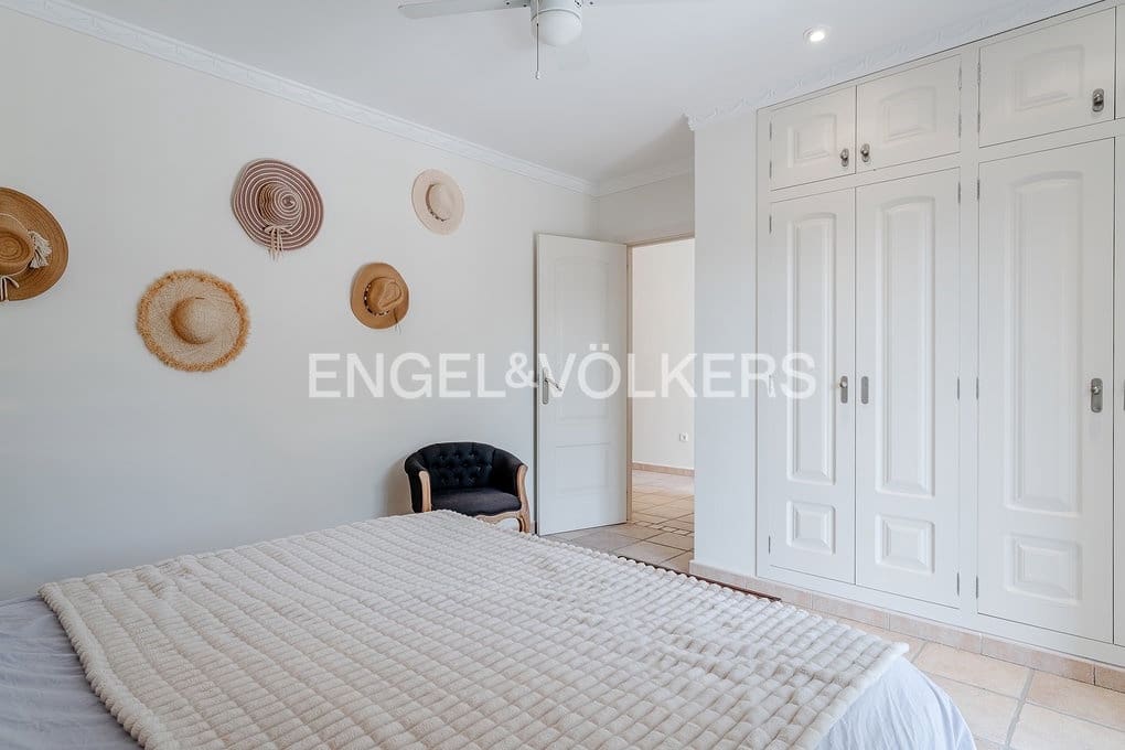 6 bedroom Villa for sale in Altea with pool garage - € 999,000 (Ref: 9789819)