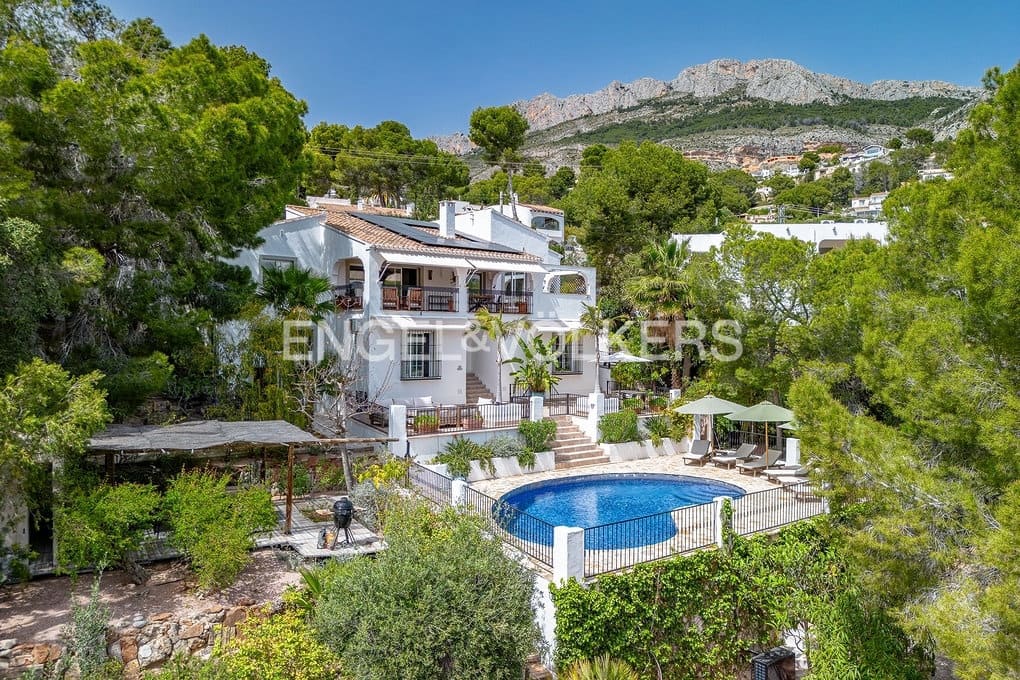 6 bedroom Villa for sale in Altea with pool garage - € 999,000 (Ref: 9789819)