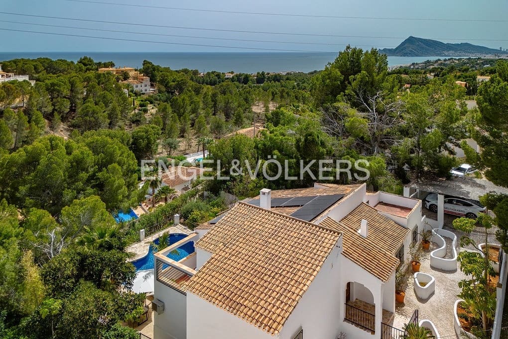 6 bedroom Villa for sale in Altea with pool garage - € 999,000 (Ref: 9789819)