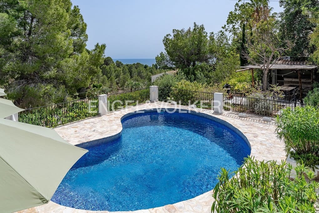 6 bedroom Villa for sale in Altea with pool garage - € 999,000 (Ref: 9789819)