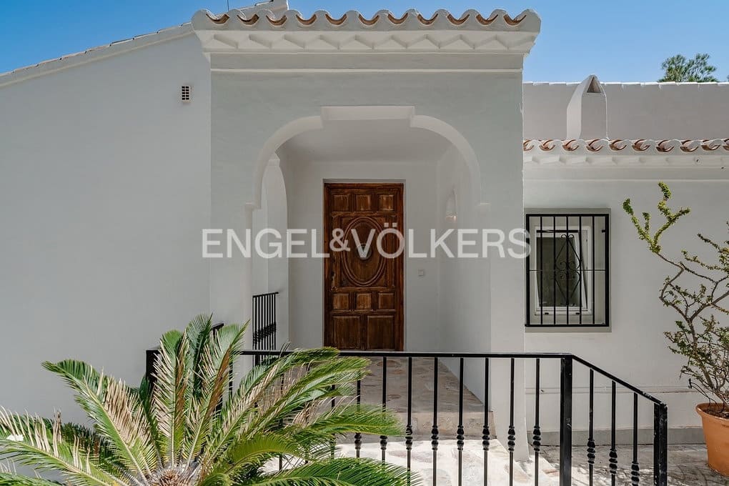 6 bedroom Villa for sale in Altea with pool garage - € 999,000 (Ref: 9789819)