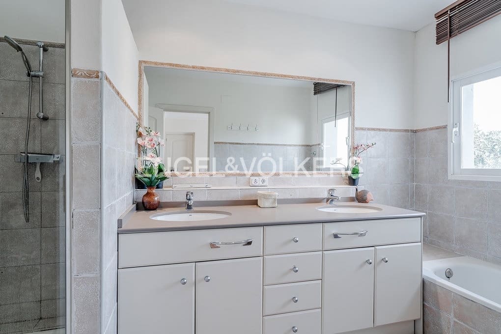 6 bedroom Villa for sale in Altea with pool garage - € 999,000 (Ref: 9789819)