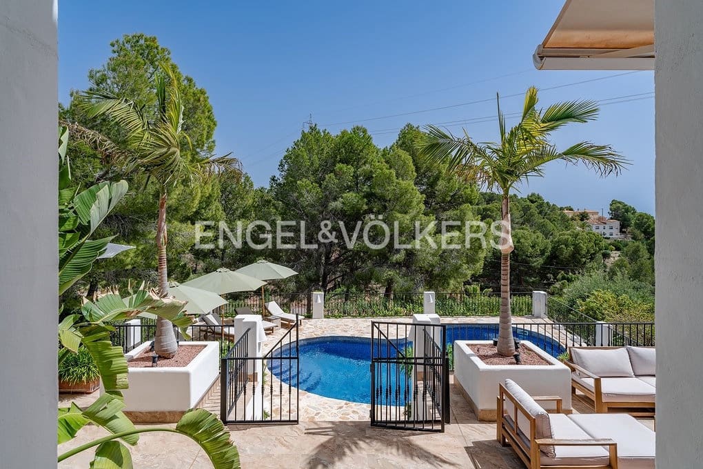 6 bedroom Villa for sale in Altea with pool garage - € 999,000 (Ref: 9789819)