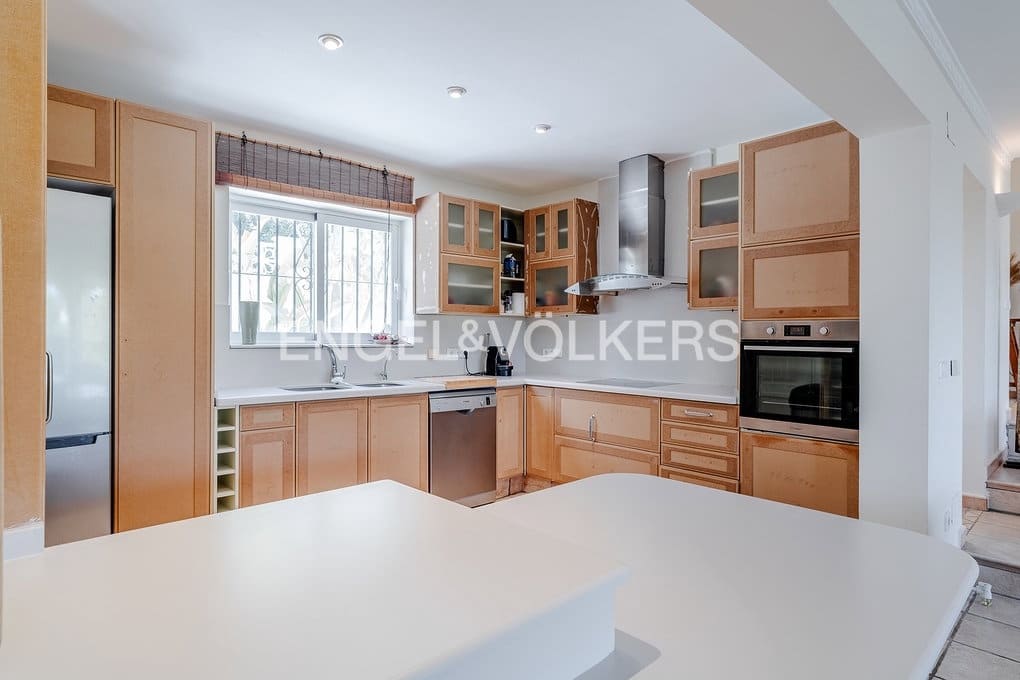 6 bedroom Villa for sale in Altea with pool garage - € 999,000 (Ref: 9789819)