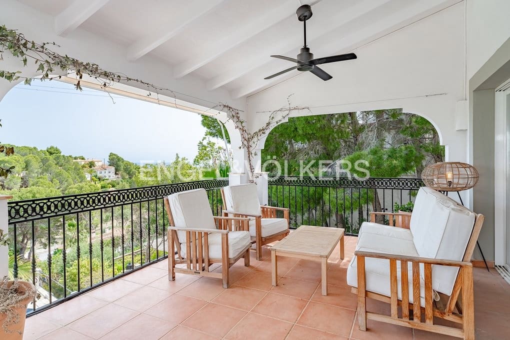6 bedroom Villa for sale in Altea with pool garage - € 999,000 (Ref: 9789819)