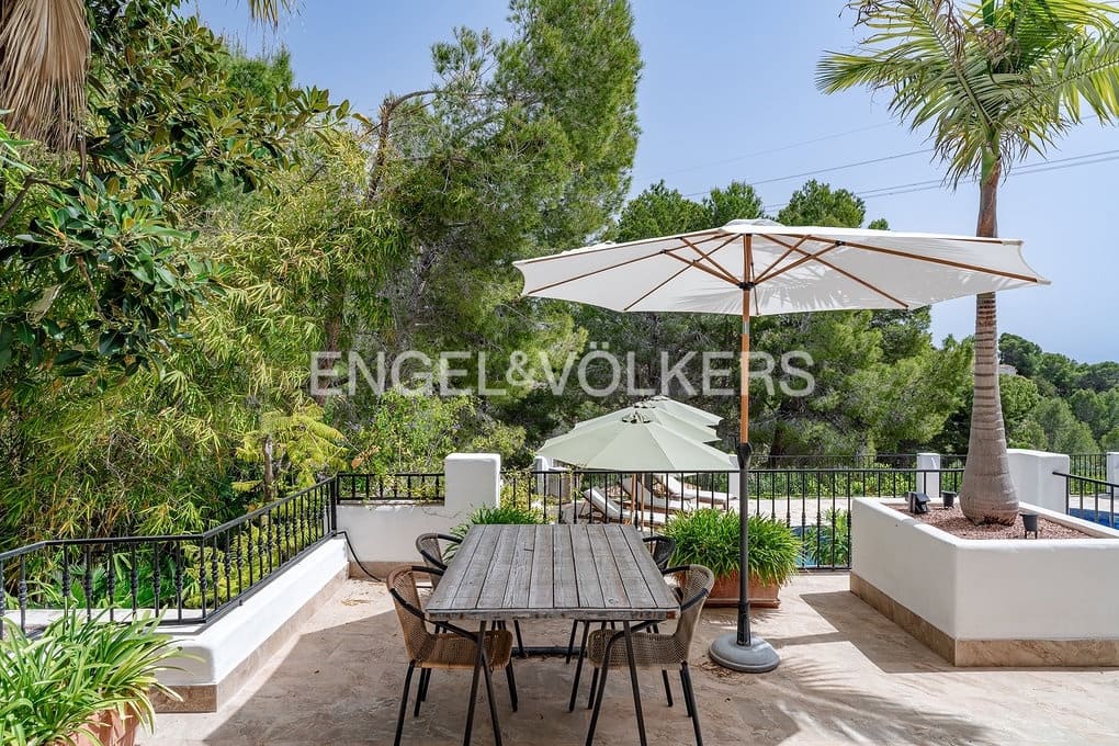 6 bedroom Villa for sale in Altea with pool garage - € 999,000 (Ref: 9789819)