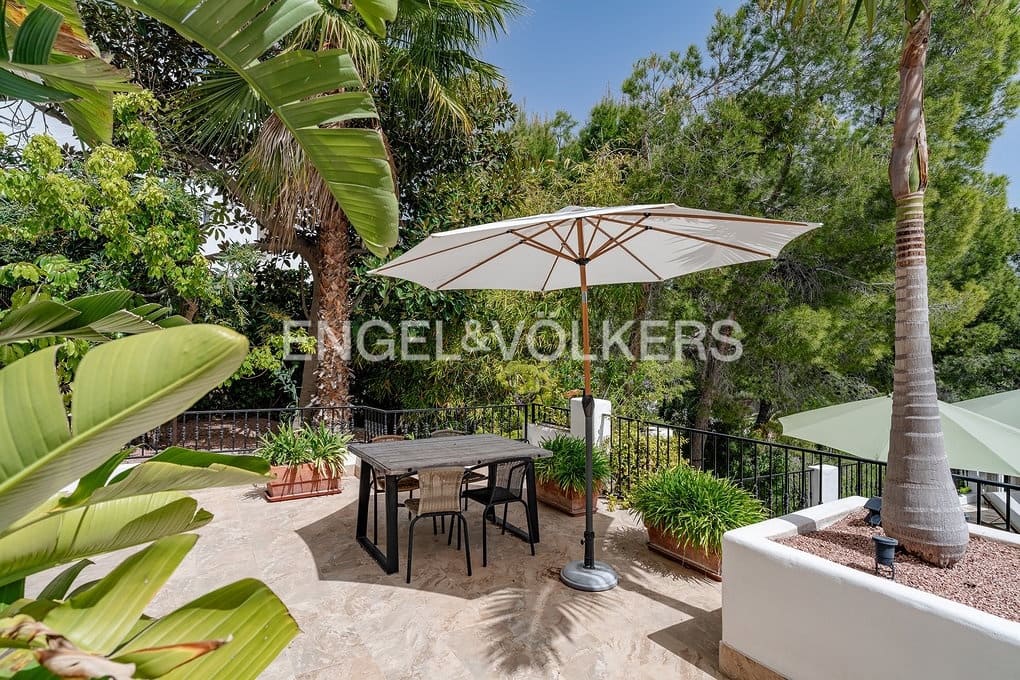 6 bedroom Villa for sale in Altea with pool garage - € 999,000 (Ref: 9789819)