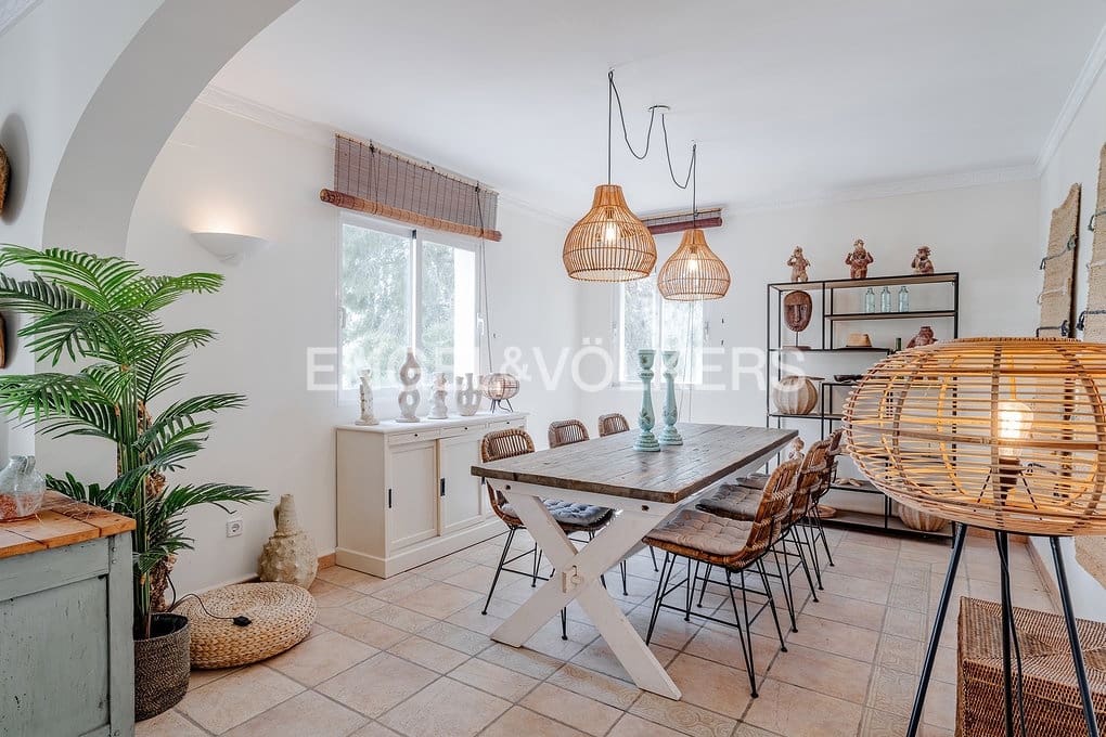 6 bedroom Villa for sale in Altea with pool garage - € 999,000 (Ref: 9789819)
