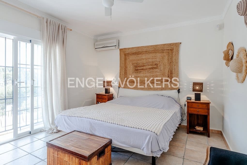 6 bedroom Villa for sale in Altea with pool garage - € 999,000 (Ref: 9789819)