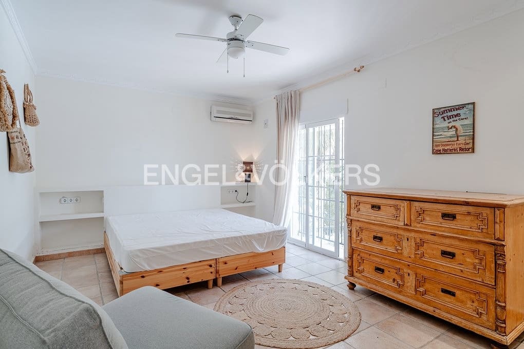 6 bedroom Villa for sale in Altea with pool garage - € 999,000 (Ref: 9789819)