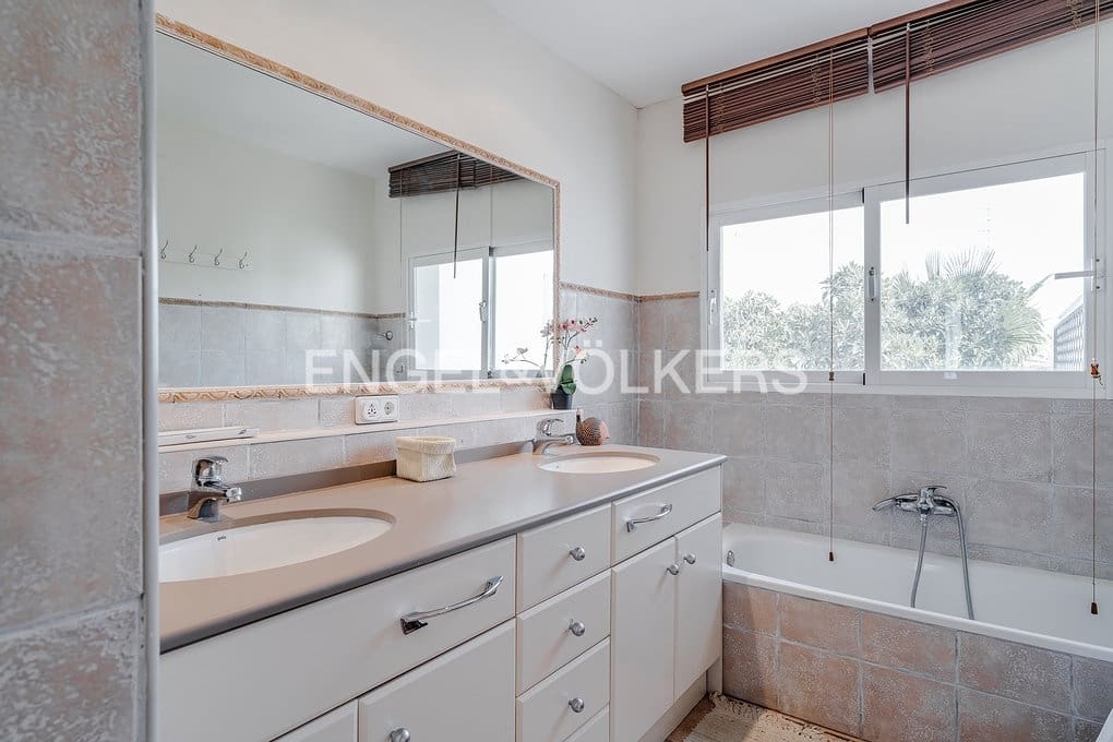 6 bedroom Villa for sale in Altea with pool garage - € 999,000 (Ref: 9789819)