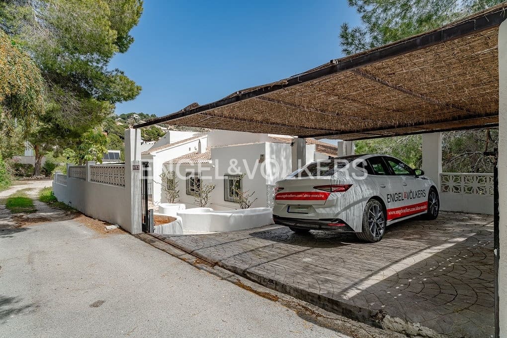 6 bedroom Villa for sale in Altea with pool garage - € 999,000 (Ref: 9789819)