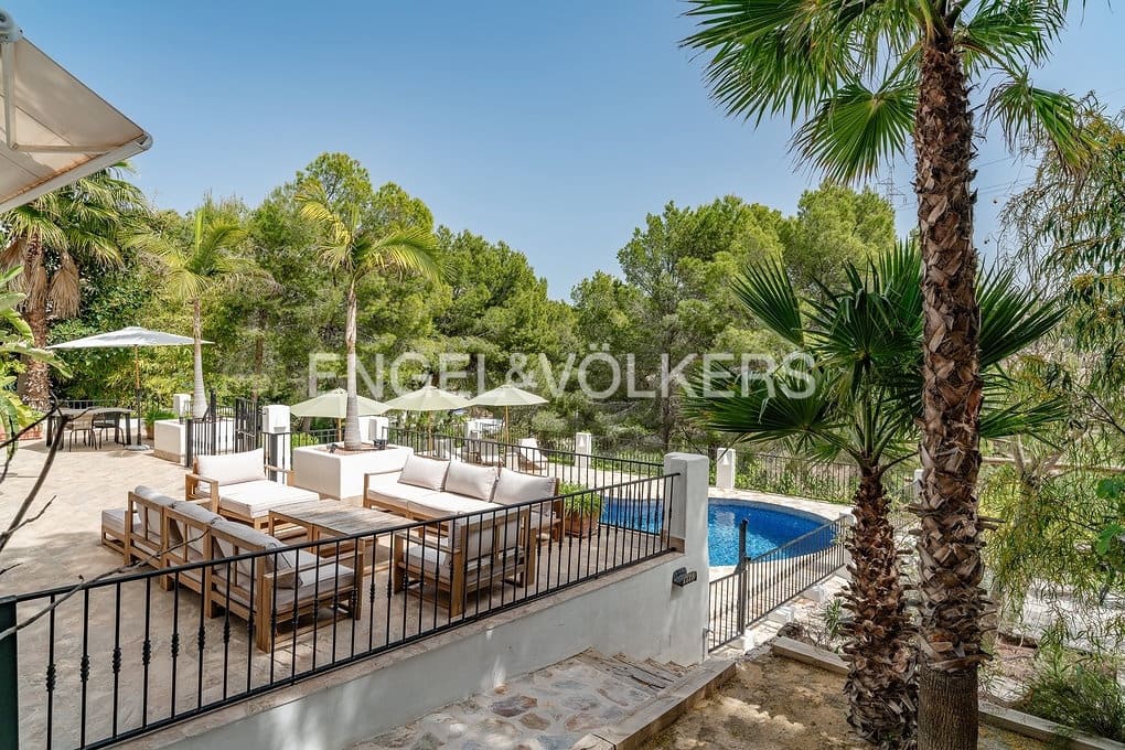 6 bedroom Villa for sale in Altea with pool garage - € 999,000 (Ref: 9789819)