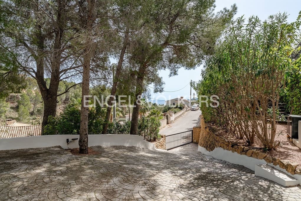 6 bedroom Villa for sale in Altea with pool garage - € 999,000 (Ref: 9789819)